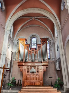 Fransa 'nın Bask ülkesindeki Boucau' da İyi Yardım Kilisesi 'nin iç organı.
