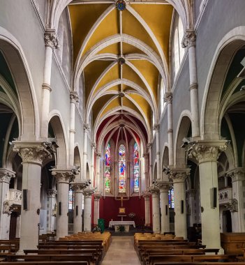 Bask Bölgesi Ustaritz 'deki Notre-Dame-de-la-Arındırma Kilisesi' nin sunağı ve iç mekanı.