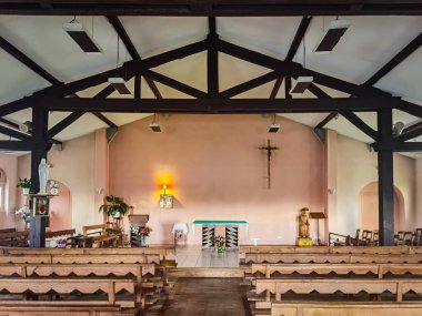 Bask Ülkesi Tarnos 'taki Okyanus Şapeli' nin iç ve sunağı.