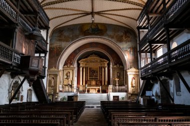 San Martin Kilisesi 'nin Bask Bölgesi' ndeki iç ve sunağı.