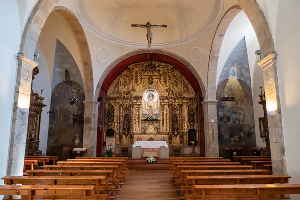 İspanya, Hondarribia 'daki Guadalupe Kilisesi' nin sunağı ve iç mekanı.