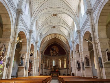 Maremne 'li Aziz George Kilisesi' nin Bask Ülkesi 'ndeki iç ve sunağı.