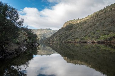 Portekiz, Tras os Montes 'teki Tua nehri tepeler ve dağlar arasında.