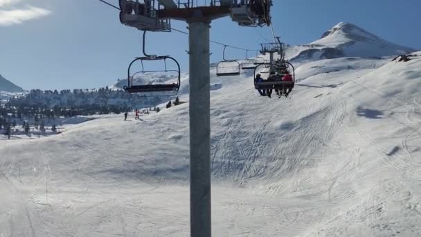 Vídeo Panorâmico Montanha Encostas Neve Com Alguns Esquiadores Descendo Montanha — Vídeo de Stock