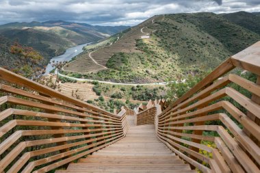 Kakao geçitleri, 930 metre ve 890 adım uzunluğunda ahşap bir yapı, arka planda Douro Nehri, Portekiz, Coa 'da.