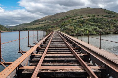 Portekiz 'in Tras os Montes şehrinde Douro Nehri ve Coa Nehri' nin ağzında demir çizgileri olan metal bir köprü.