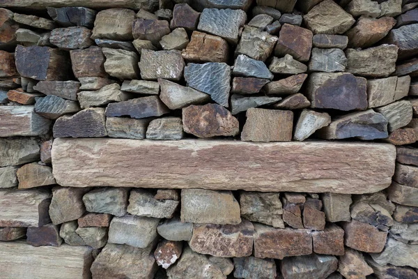 Стена Сланцевыми Камнями Куче Соединениями Между Ними — стоковое фото