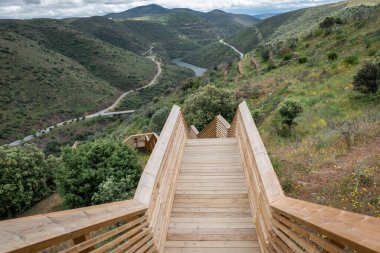 Kakao geçitleri, 930 metre ve 890 adım uzunluğunda ahşap bir yapı, arka planda Douro Nehri, Portekiz, Coa 'da.