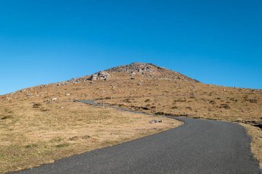 Fransa 'nın Bask ülkesindeki Artzamendi dağının zirvesine giden yol.