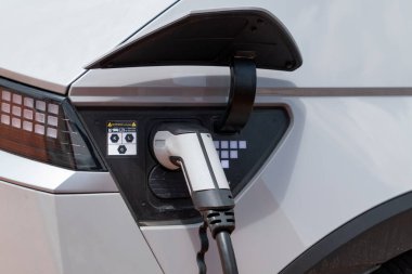 Elektrikli otomobilin yakıtı, elektrikli otomobiller için bir benzin istasyonundaki araca bağlı.