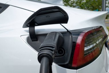 Elektrikli otomobilin yakıtı, elektrikli otomobiller için bir benzin istasyonundaki araca bağlı.