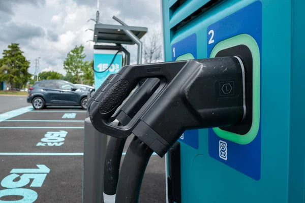 Elektrikli otomobiller için bir benzin istasyonunda elektrikli araba şarjı.