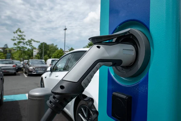 Elektrikli araba şarjı, elektrikli arabalar için bir benzin istasyonundaki araca bağlı.