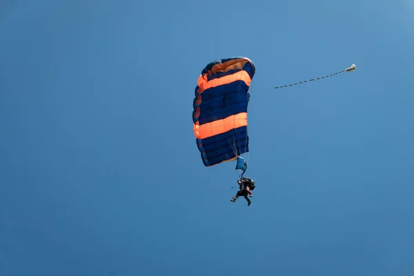 天空中的降落伞 跳伞者在蓝天的降落伞上飞行 — 图库照片