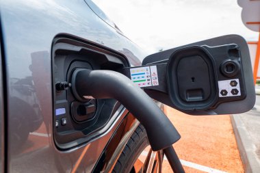 Elektrikli otomobilin yakıtı, elektrikli otomobiller için bir benzin istasyonundaki araca bağlı.