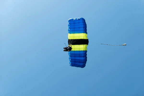 Spadochron Niebie Spadochroniarze Lecący Spadochronie Błękitnym Niebie — Zdjęcie stockowe