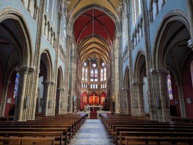 Fransa 'nın Bask ülkesindeki Bayonne' daki Saint-Andr Kilisesi 'nin iç ve sunağı.