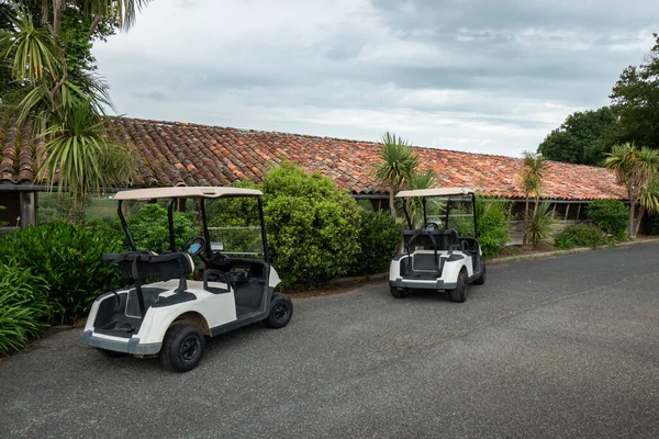 Golfové Vozíky Zaparkované Silnici Cvičit Sport Golfu Velmi Oblačný Den — Stock fotografie