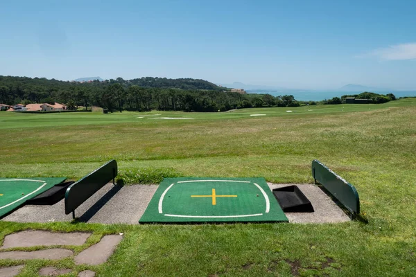 Pitch Mitten Golfbana Med Tallskog Och Havet Bakgrunden Solig Dag — Stockfoto