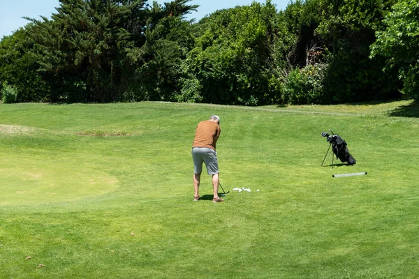 Golfbana Med Golfare Teeing Med Några Träd Framför Honom Solig — Stockfoto