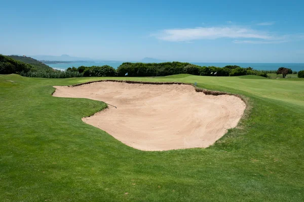 Bunkrar Eller Utrymmen Sand Mitten Grön Golfbana Med Några Träd — Stockfoto