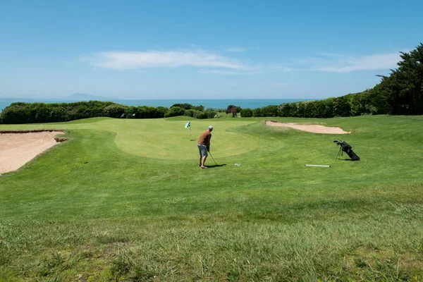 Golfbana Med Golfare Teeing Med Havet Bakgrunden Solig Dag — Stockfoto