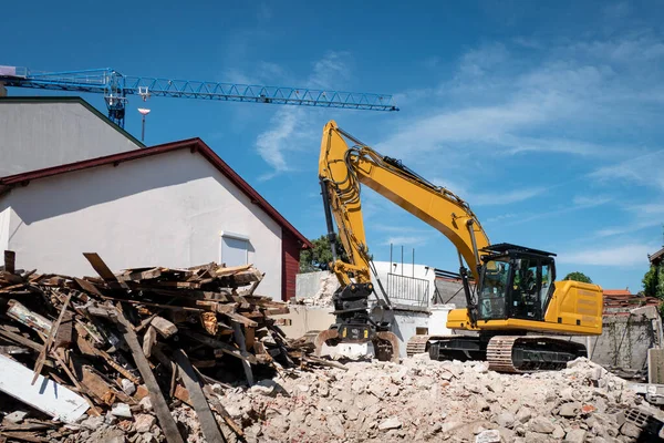 Bagger Demoliert Altes Haus Für Späteren Bau Auf Dem Gelände — Stockfoto