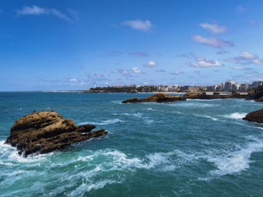 Biarritz şehrinin bir kısmının panoramik manzarası ve Fransa 'nın Bask Ülkesi' nde denizde kayalıklar.