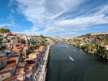 Portekiz 'in Porto kentindeki eski bir kasabada Ribeira ile Douro nehri üzerinde panoramik manzara