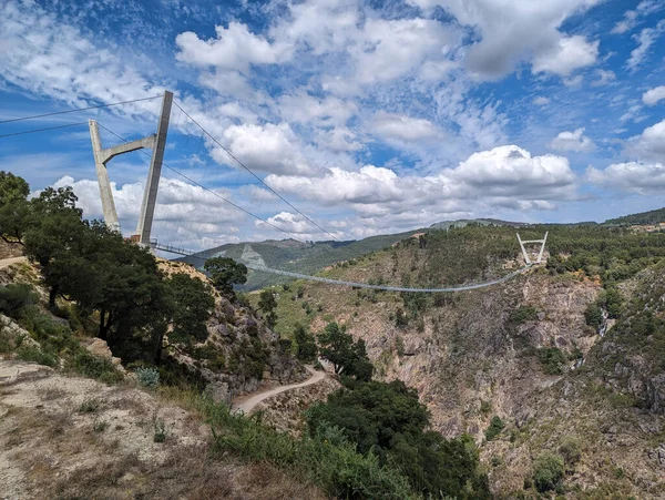 Vista Panorâmica Ponte Suspensa Metálica Sobre Rio Paiva Num Dia — Fotografia de Stock