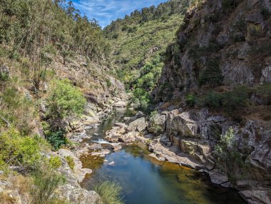 Portekiz, Arouca 'daki Paiva nehri, dağların ve kayaların arasında.