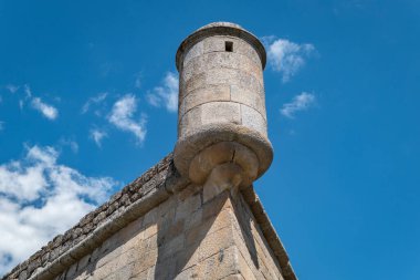 Portekiz 'in Chaves kentindeki Neutel Kalesi' nin kısmi manzarası.