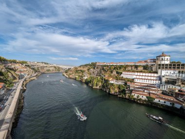 Portekiz 'in Porto kentindeki eski kasabada Ribeira ile birlikte Douro nehri üzerinde panoramik manzara