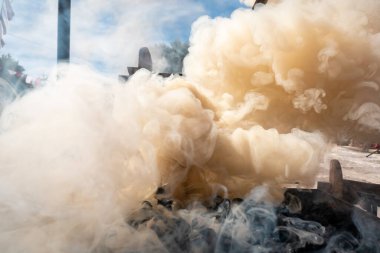 Ortaçağ fırını, yanan kömür ve havada çok fazla duman bırakıyor.