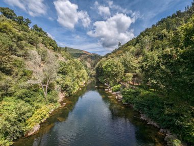 Tepeler, dağlar ve orman arasında, Arouca, Portekiz 'deki Paiva nehri.