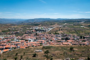 Portekiz 'in Tras os Montes kentindeki Vila Flor köyüne Sinyora da Lapa bakış açısından panoramik bir bakış açısı.