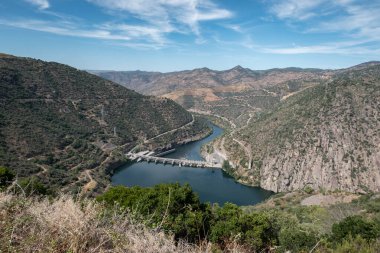 Tepeler ve dağlar arasında, Douro Nehri ve Portekiz 'deki Valeira hidroelektrik barajı