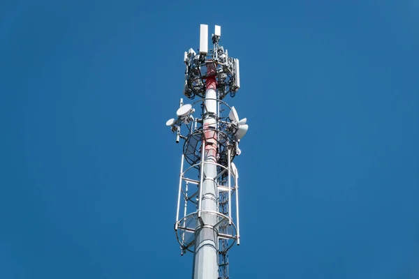 Telekomünikasyon kulesi mobil cihazlar için kablosuz iletişimi kolaylaştırır