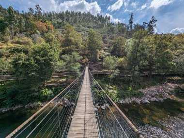 Portekiz 'in Arouca kentindeki Paiva nehrinin yanındaki tepeler, dağlar ve ormanlar arasında Paiva geçidi bulunur.