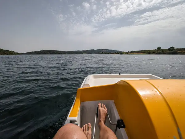 Turista Relajante Lago Con Bote Pedal Tarde — Foto de Stock
