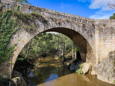 Portekiz, Murca 'daki Tinhela nehri üzerindeki Roma köprüsü