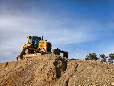 Bir yol inşaatı için toprak kazan kepçeler.