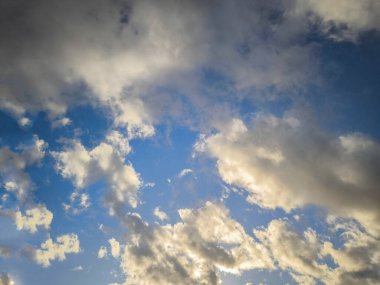 Fırtına bulutlarıyla parçalı bulutlu gökyüzü