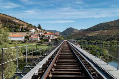 Portekiz, Tras os Montes 'teki Tua Nehri ile Douro Nehri' nin ağzında demir çizgili metal köprü.
