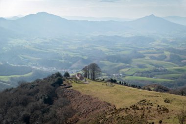 Beyaz Dikenli Hanımefendinin ve Süvarinin Sığınağı. Arka planda Bask Ülkesi 'ndeki Ainhoa şehri ve kulplu.