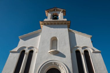 Aziz Teresa Kilisesi 'nin Labenne, Bask Bölgesi' ndeki görkemli cephesi çan kulesini ve Fransa 'daki naifliğini gözler önüne seriyor.