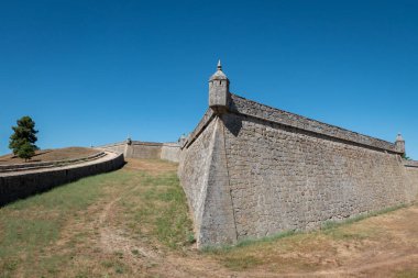 Tarihi eser: Portekiz 'in Chaves kentindeki bir ortaçağ kalesi olan Sao Nötr Kalesi' nin cephesinin bir parçası