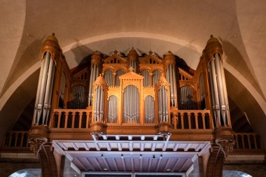 Fransa 'nın Lourdes semtindeki kilise korosunda orgun cazibesini keşfediyorum.