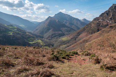 Tepelerdeki Yol: Artzamendi, Itxassou, Bask Ülkesi 'nin dağlık tepesindeki patikaları keşfetmek