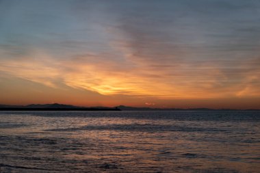 Huzurlu bir akşam: Fransa 'nın Boucau kentindeki Digue Sahili' nde gün batımı